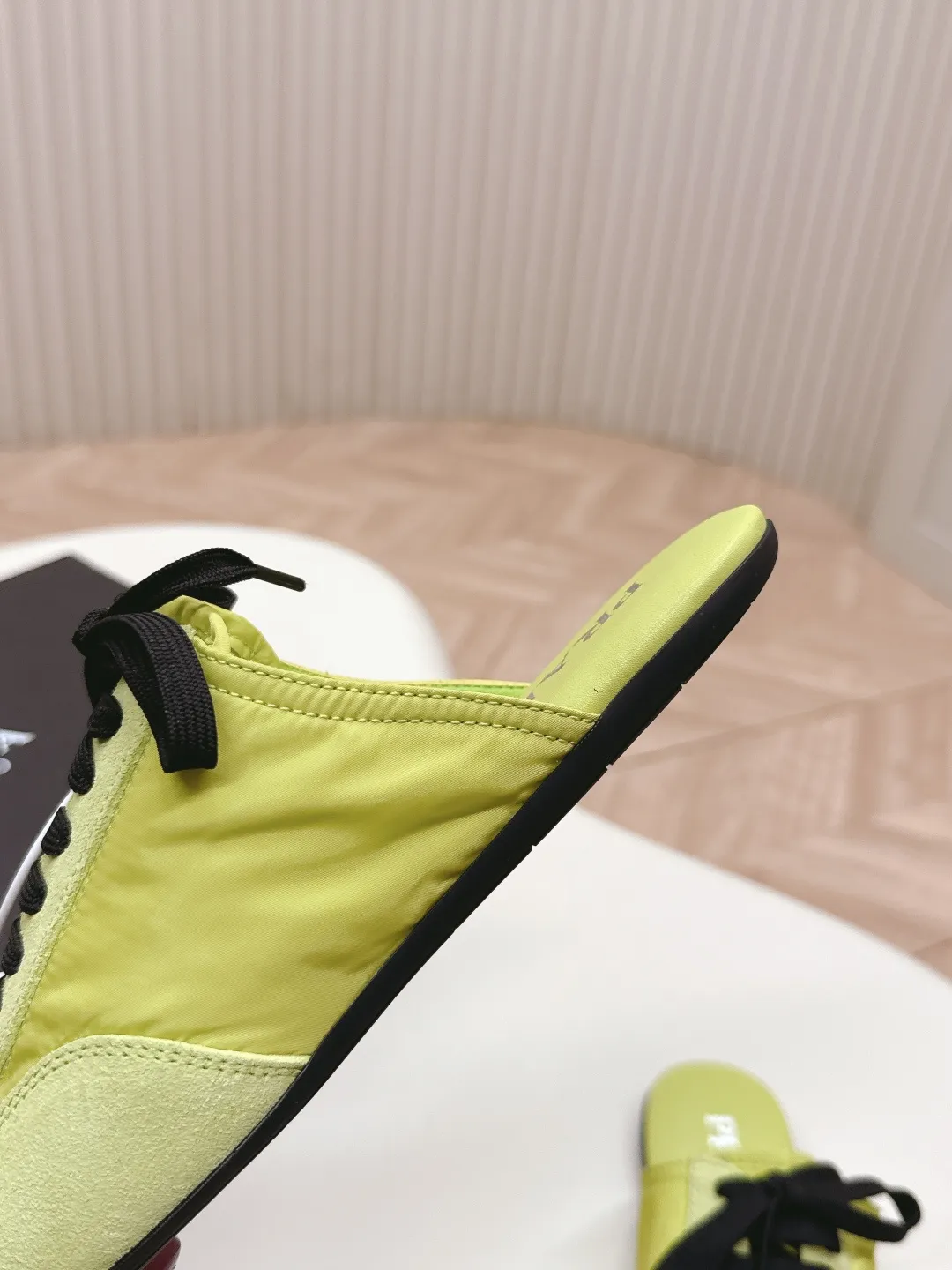 👟👟Ex-factory price 480👟👟 New color half-flop Prada Collapse recycled nylon and suede leather stretch half-flop 2025 spring and summer latest catwalk model Forrest Gump slippers Fashion item thin casual slippers This extremely lightweight sports shoe is made of recycled nylon and suede leather to create a three-dimensional shoe shape. The mixed materials highlight Prada's sports style and exquisite craftsmanship soul. The flat bottom design and elastic side cuffs make it easy to put on and take off with ease. The upper is decorated with a screen-printed logo ● Thin rubber sole · Removable leather insole upper, a casual shoe that is light, easy to wear and practical, with an original molded rubber outsole! Encounter a variety of colors combined with Forrest Gump shapes and iconic details such as Prada regenerated nylon to interpret a new style. Size: Women’s size. 35～39# 40.41
